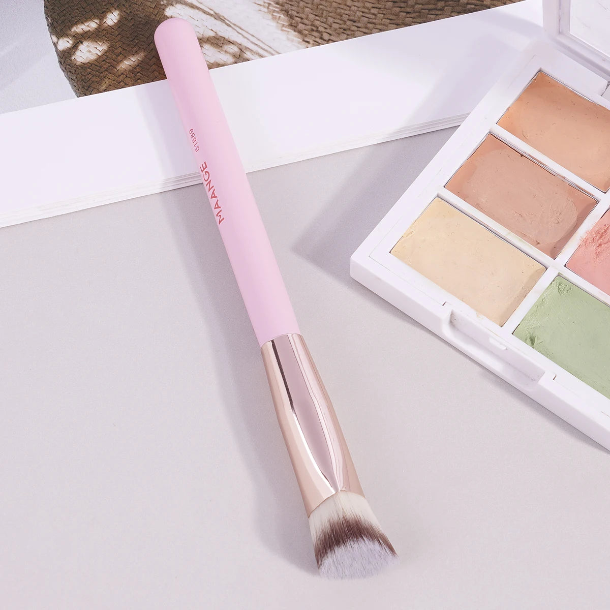 MAANGE Triangle Concealer & Foundation Brush – Liquid & Cream Blending